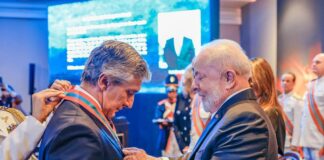 Faro Ramos recebeu a mais alta condecoração da Marinha brasileira pelas mãos de Lula da Silva