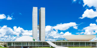 Cidadania brasileira poderá ser mantida a quem obtém outra nacionalidade, decide o Congresso Nacional do Brasil