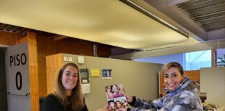 Escritora luso-brasileira oferece obra à biblioteca na ilha Terceira