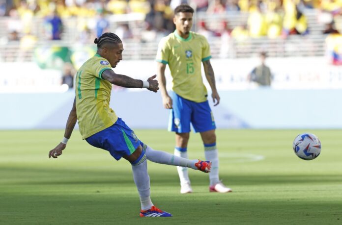 Créditos da foto - Rafael Ribeiro CBF - Brasil abre o placar com um golaço de falta de Raphinha, na gaveta.