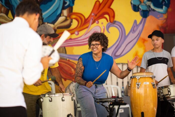 Larissa é apaixonada pelos ritmos desde criança, herança adquirida com o avô, com quem aprendeu a valorizar a cultura sonora popular brasileira - Crédito da foto - Miriane Fiqueira -