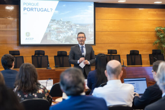 Advogado, ex-parlamentar e consultor de comunicação empresarial e política, Paulo Rios durante a palestra a diplomatas, investidores e empresários — Foto divulgaçãoFIEC
