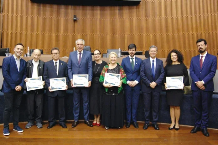 Sessão solene foi realizada no Legislativo Municipal com a presença de autoridades e membros destacados da comunidade portuguesa local. Foto Mundo Lusíada