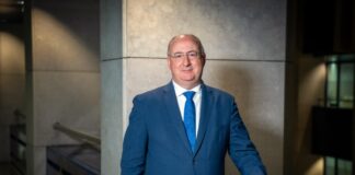 “Senti e conheço bem os desafios que os portugueses que vivem fora do nosso país enfrentam todos os dias”, sublinhou José Manuel Fernandes