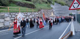 Romeiros fazem caminhada em Andorra para comemorar as aparições de Nossa Senhora de Fátima