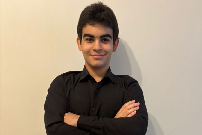 Caio Temponi acumula, em sua curta trajetória, diversos feitos, entre eles cinco aprovações universitárias aos 13 anos, incluindo Medicina e Direito. Foto divulgação