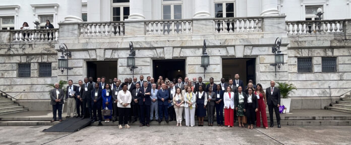Representantes da UCCLA em frente ao Palácio da Cidade, sede do governo municipal. Foto divulgaçãoUCCLA