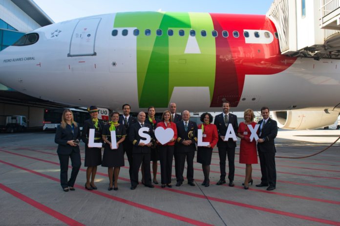 Voo inaugural entre Lisboa e Los Angeles foi realizado com a aeronave TP247, com o apoio da tripulação que registrou o momento. Foto divulgaçãoTAP
