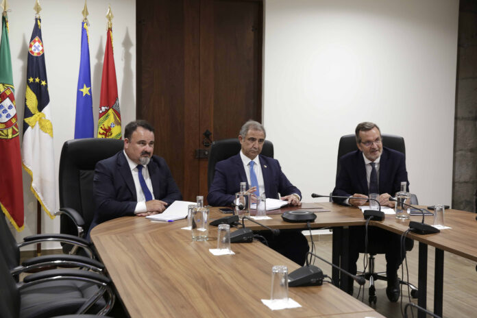 José Manuel Bolieiro (ao centro) e Paulo Estêvão (à direita de Bolieiro) durante a sessão de posse dos conselheiros. Foto DivulgaçãoGRA