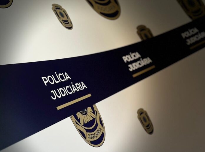 Policiais da PJ de Portugal durante a prisão do luso-brasileiro procurado por tentativa de homicídio. Foto divulgaçãoPJ