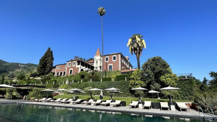 Um dos hotéis qualificados com duas Michelin Key, o Six Senses Douro Valley, localizado no Vale do Douro, perto do Porto. Foto The Private Traveller