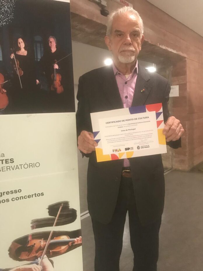 António Freixo, diretor da Casa de Portugal, recebe o certificado de reconhecimento como Ponto de Cultura. Foto DivulgaçãoCPSP