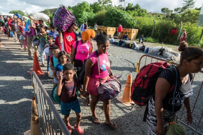 Fluxo migratório para o Brasil, com a chegada de venezuelanos na cidade de Pacaraima, em Roraima, estado do norte do Brasil. Foto R4VValmik Mota