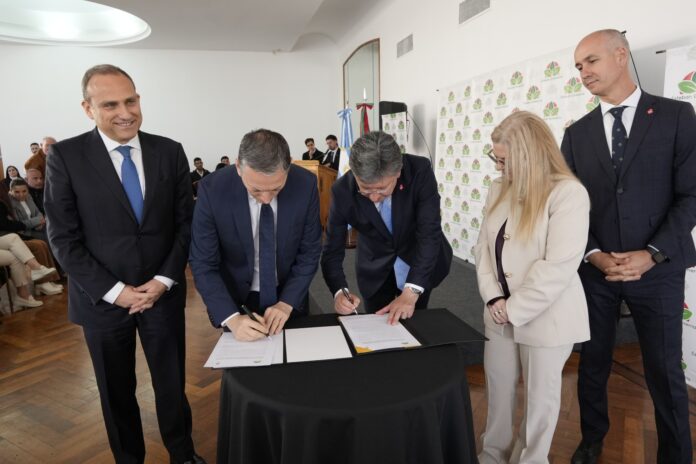 Manuel Vitorino, vice-presidente de Viana do Castelo, assina acordo com autoridades de Esteban Echeverría, na Argentina. Foto divulgação