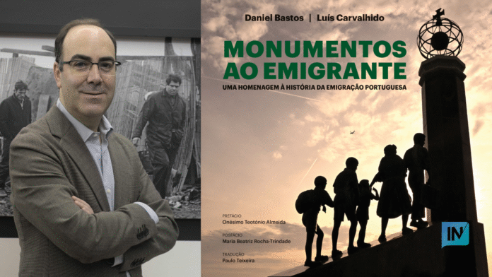 Daniel Bastos ao lado da capa do livro Monumentos ao Emigrante, escrito em parceria com o fotógrafo Luís Carvalhido. Fotomontagemdivulgação