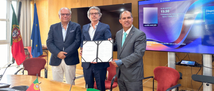 Márcio André Brito (Inmetro), João Miguel Pimentel (IPQ) e João Rolo (Economia de Portugal) durante reunião em Lisboa. Foto divulgação