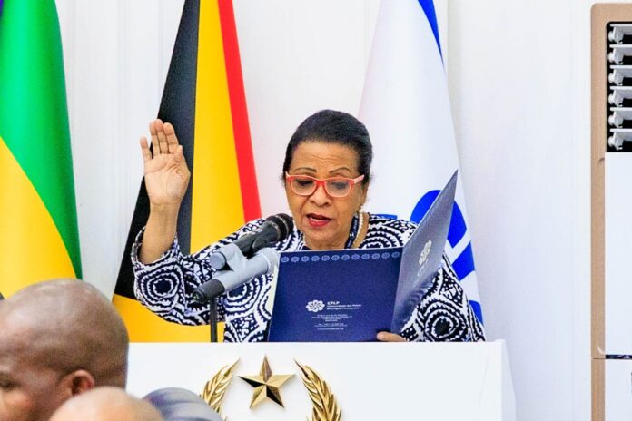 Maria de Fátima Jardim presta juramento como secretária-executiva da CPLP, com termo de posse em mãos. Foto divulgaçãoCPLP (1)