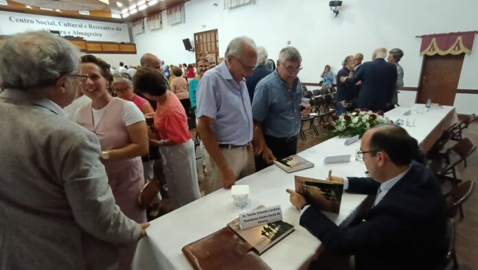 O historiador Daniel Bastos autografa exemplares de sua obra durante o lançamento no Salão da Silveira, no Pico. Foto divulgação