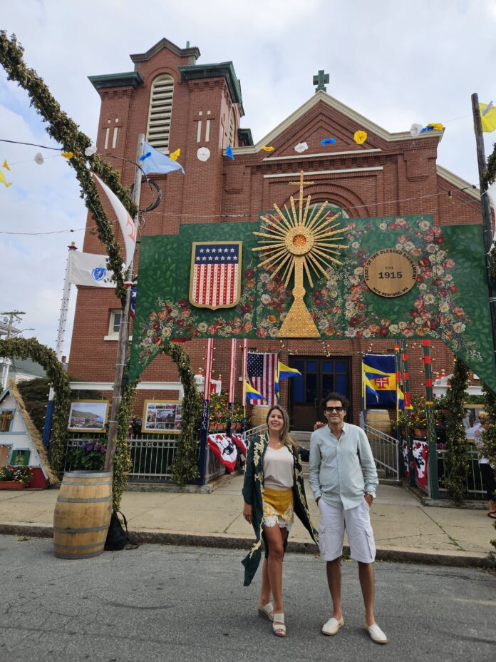 Sandra e Ricardo, diante da igreja durante a Festa do Santíssimo Sacramento, em New Bedford. Foto divulgação