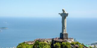Brasil: Paraquedistas escalam Cristo Redentor e respondem por crime contra o patrimônio