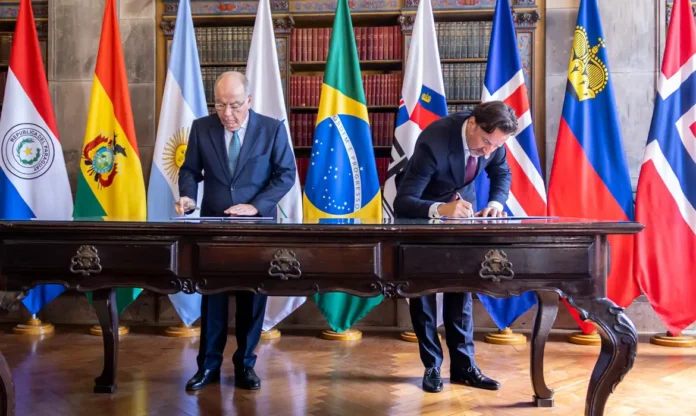 Ministros do Mercosul e da EFTA durante a assinatura do acordo de livre comércio, no Palácio do Itamaraty, no Rio de Janeiro. Foto Júlio César SilvaMDIC