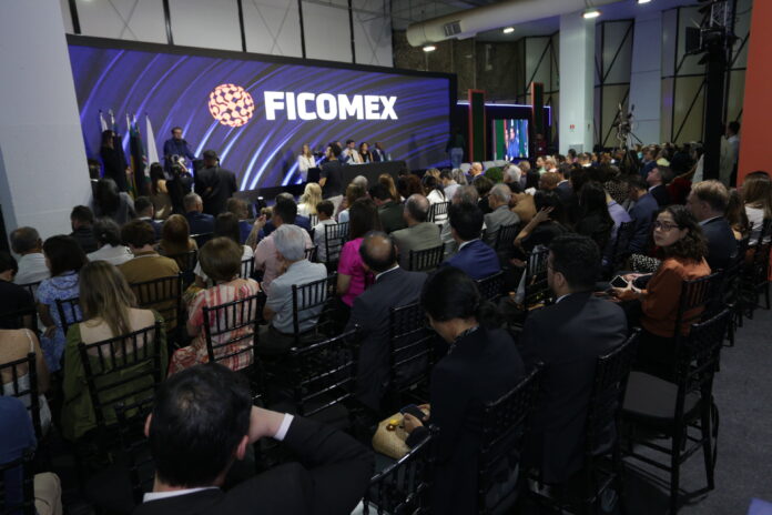 Público acompanha palestra durante a FICOMEX 2025, que projetou R$ 2,8 bilhões em negócios. Foto André Lino