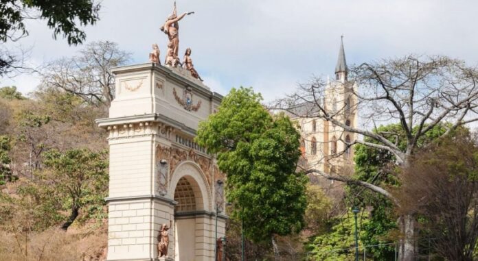 Arco_del_Calvario_y_Capilla_de_Lourdes-Wikipedia-810x443-1