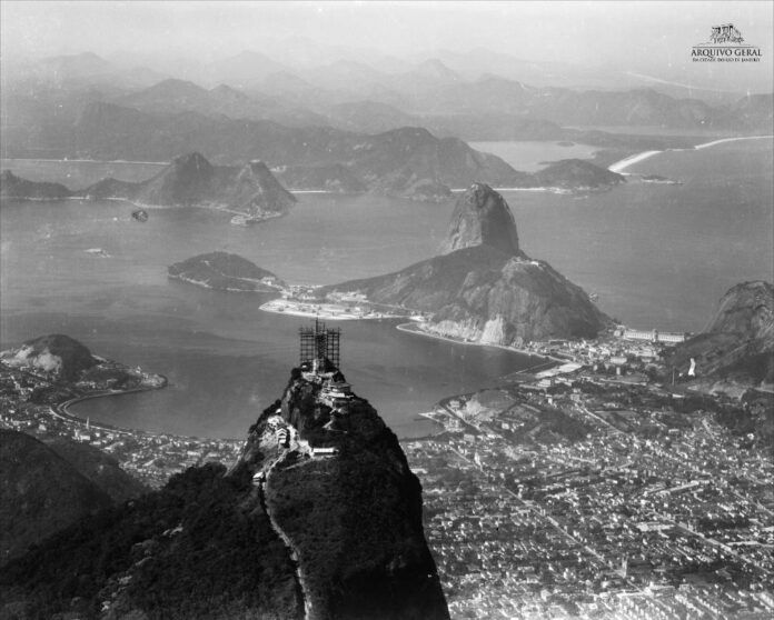 Construção do Cristo Redentor no Morro do Corcovado, na década de 1930. O monumento celebrará 94 anos de inauguração em 12 de outubro. Foto Arquivo Geral da Cidade do Rio de Janeiro (AGCRJ)