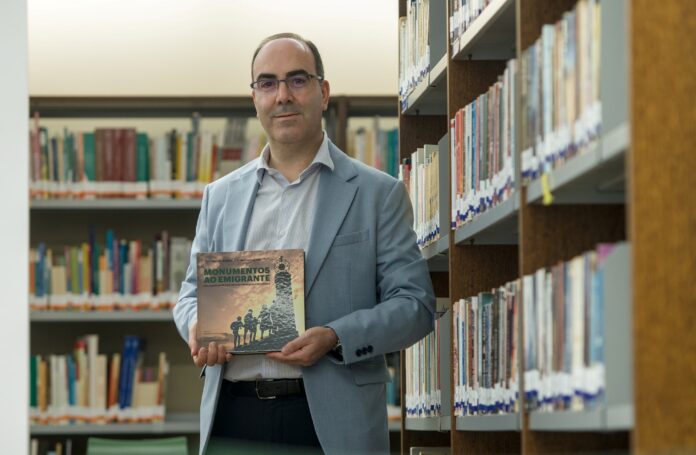 O historiador Daniel Bastos e o livro “Monumentos ao Emigrante”, uma história ilustrada da diáspora portuguesa. Foto divulgação