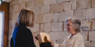 Entrega do prémio “Guerra Junqueiro” a Dulce Maria Cardoso marca abertura da Fliporto Portugal