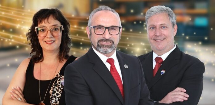 António Carlos (ao centro), ladeado pelos membros da sua equipa, celebra a conquista do Prêmio Platinum da REMAX. Foto divulgação