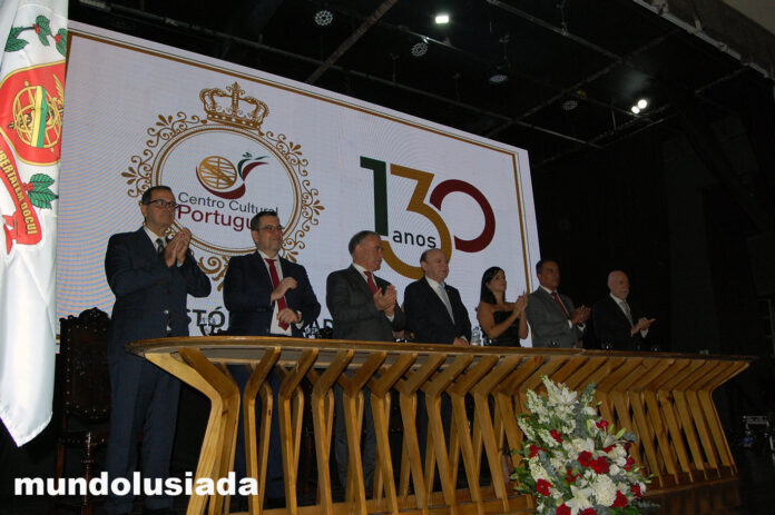 Autoridades portuguesas e brasileiras presentes na cerimônia dos 130 anos do Centro Cultural Português de Santos. Foto Mundo Lusíada