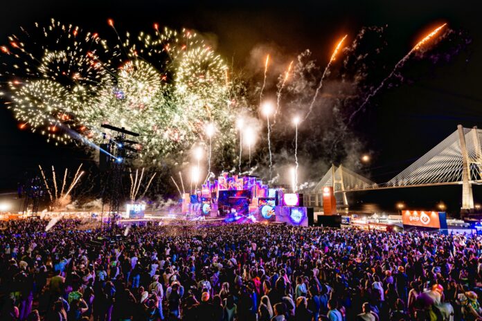 Público durante edição comemorativa dos 20 anos do Rock in Rio Lisboa, que reúne artistas internacionais e atrai visitantes de diversas nacionalidades. Foto divulgaçãoHugo Moreira