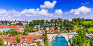 Emigração portuguesa abranda em 2024, mas mantém forte concentração na Europa