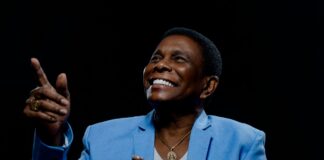 Neguinho da Beija-Flor “soltou” a voz no Porto num concerto de homenagem ao Brasil
