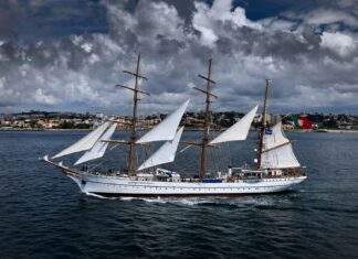NRP Sagres despede-se de Lisboa com saudação histórica no Tejo antes de missão diplomática nos Estados Unidos