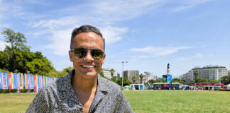 Cantor e compositor luso-brasileiro, Rodrigo Almeida afirma-se em Portugal como “ponte cultural” entre as raízes portuguesas e a alma brasileira