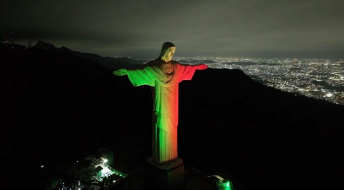 Cristo Redentor recebe iluminação nas cores da bandeira italiana durante celebração dos 80 anos da República Italiana, no Rio de Janeiro. Foto Santuário Cristo Redentor