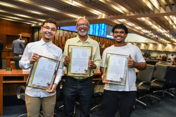 Estudantes da ETE Henrique Lage e professor receberam homenagem da Alerj pelo desenvolvimento de protótipo hospitalar. Foto divulgaçãoFaetec