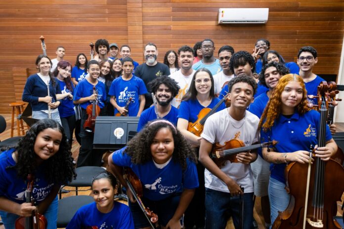 Integrantes da Orquestra Maré do Amanhã durante apresentação_ o grupo participa do festival NOS Alive e lança livro em Lisboa. Foto divulgação