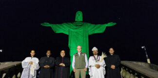Cristo Redentor foi iluminado de verde em homenagem ao Parque Nacional da Tijuca