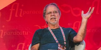 Fliparacatu: Mia Couto leu trecho inédito de livro em encontro com Noemi Jaffe e Jeferson Tenório