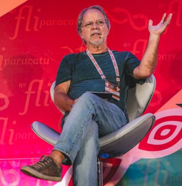 Fliparacatu: Mia Couto leu trecho inédito de livro em encontro com Noemi Jaffe e Jeferson Tenório