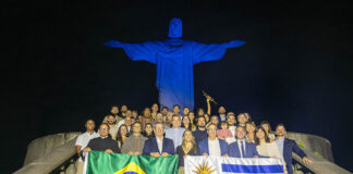 Brasil: Cristo Redentor é iluminado com as cores do Uruguai durante programação no Rio de Janeiro