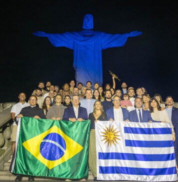 Brasil: Cristo Redentor é iluminado com as cores do Uruguai durante programação no Rio de Janeiro
