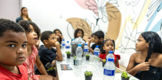 Crianças transformam garrafas PET em vasos durante oficina de educação ambiental no Rio