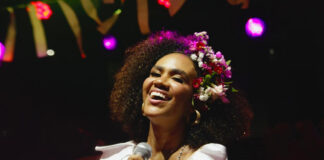 Paris: Mariene de Castro lidera desfile da “25.ª Lavagem de Madeleine” e leva o samba às ruas da capital francesa