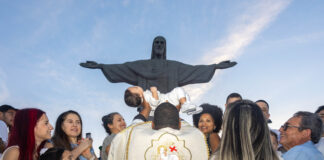 Brasil: Oito pessoas em situação de vulnerabilidade social são batizadas no Cristo Redentor