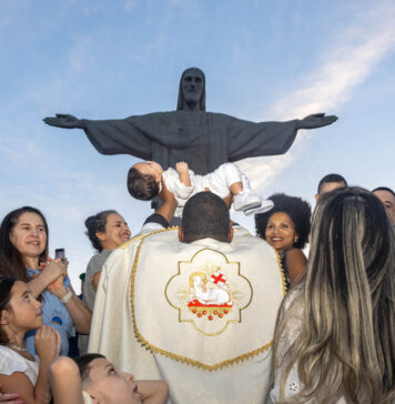 Brasil: Oito pessoas em situação de vulnerabilidade social são batizadas no Cristo Redentor