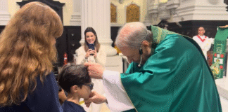 Cristo Redentor é iluminado de dourado na abertura de campanha sobre câncer infantojuvenil